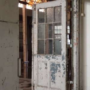 Verlaten gebouw 50 x 67 cm Forex